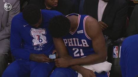 Joel Embiid (r.) blickte auf das Handy von Amir Johnson