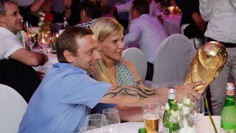 Thomas Häßler und seine Frau Anke begutachten den WM-Pokal 