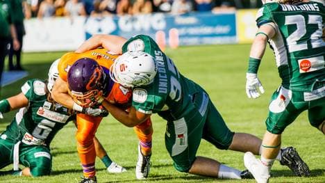 Cody Pastarino (m.) gelangen zwei Interceptions für die Schwäbisch Hall Unicorns