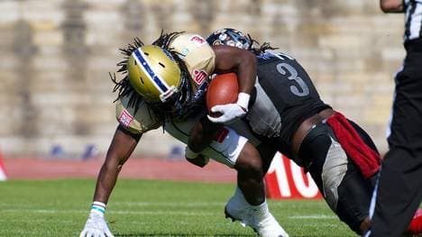 Die Berlin Rebels (schwarz) und die Dresden Monarchs (gold) kämpfen im direkten Duell um eine gute Ausgangslage