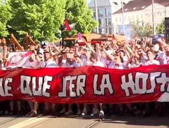 Die Fans von Rayo Vallecano stimmen sich lautstark auf das Finale der Conference League in Leipzig ein. Der Fanmarsch wird von der Polizei dicht begleitet. 