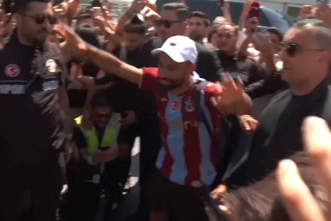Fans flippen bei Salah-Ankunft in Türkei völlig aus 