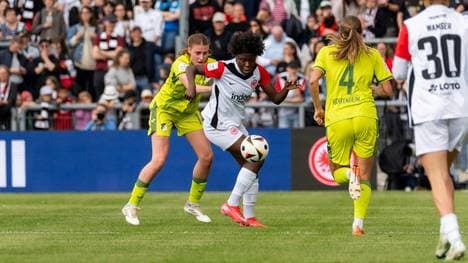 Anyomi behauptet den Ball