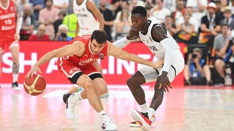 Setzt sich das DBB-Team um Dennis Schröder (r.) im EM-Finale wie beim Supercup gegen die Türkei durch?