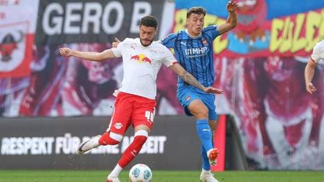 Leipzigs Romulo (l.) im Duell mit Kerber (r.)