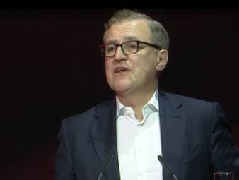 Jan-Christian Dreesen, Vorstandvorsitzender des FC Bayern München, spricht auf der Jahreshauptversammlung über die Transferpolitik.