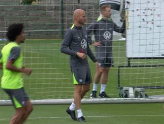 Wolfsburg steckt mitten in einer Krise: Spieler, Trainer und Sportvorstand zeigen sich unzufrieden mit den Leistungen der Mannschaft. Die Stimmung im Verein ist angespannt, und die nächsten Spiele sind wegweisend für den VfL.