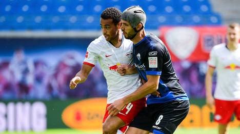 Klaus Gjasula (re.) sah gegen Leipzig seine 16. Gelbe Karte