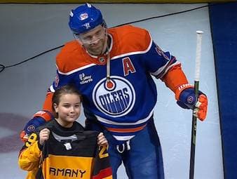 Vor dem olympischen Eishockey-Turnier wurden die beiden Deutschen Leon Draisaitl und Josh Samanski für ihre Olympia-Teilnahme mit Deutschland geehrt. Beide geben am 12. Februar ihr Olympia-Debüt gegen Dänemark.
