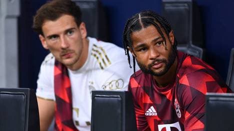 Serge Gnabry (r.) und Leon Goretzka sitzen gegen Leverkusen auf der Bank