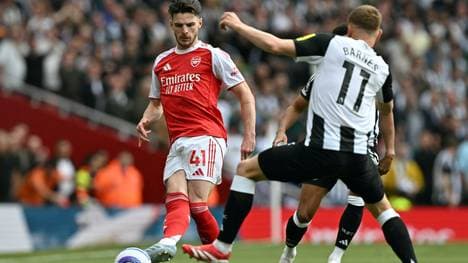 Barnes (r.) versucht Rice zu stoppen