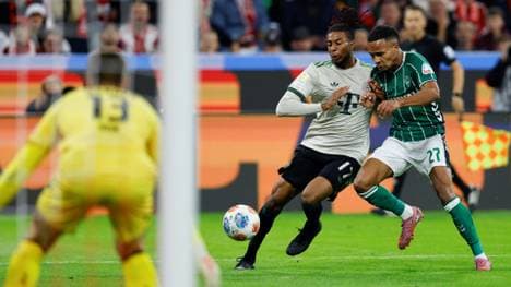 Felix Agu (rechts) im Duell gegen den FC Bayern