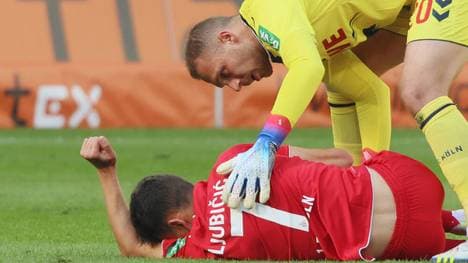 Dejan Ljubicic nach dem schmerzhaften Tritt von Ramy Bensebaini