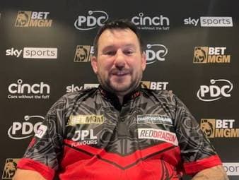 Jonny Clayton gewinnt den dritten Spieltag der Premier League of Darts und klärt im Interview mit SPORT1 ein Gerücht auf.