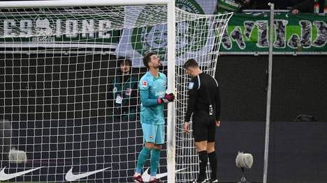 Kevin Trapp beklagt ein Problem mit seinem Tor