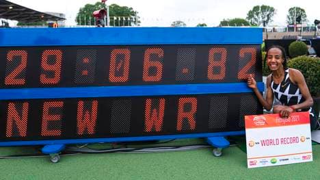 Sifan Hassan mit ihrer sensationellen Weltrekord-Zeit - die dann aber nur 50 Stunden später geknackt wurde