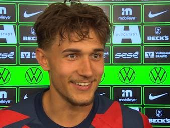 Auf eine Frage zu Manuel Neuer betont Tom Bischof dessen große Bedeutung für die Mannschaft. Gleichzeitig sorgt er mit einem humorvollen Kommentar zu einer möglichen Vertragslaufzeit für Schmunzeln.