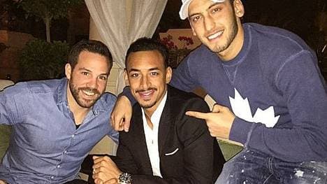 Bitte lächeln: Karim Bellarabi und seine Teamkollegen posieren für die Kamera.