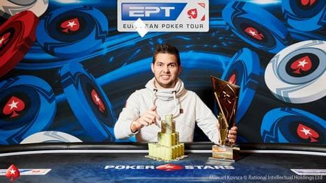 Matthias Eibinger zeigte stolz den Pokal für den Sieg beim Super High Roller