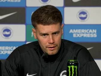 Brighton-Trainer Fabian Hürzeler ist vor dem Duell mit Leeds United voll des Lobes für seinen Kollegen Daniel Farke. Dessen Team habe einen klaren Spielstil und sei extrem diszipliniert.