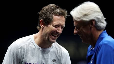 Jonas Björkman (l.) imitierte Neymar