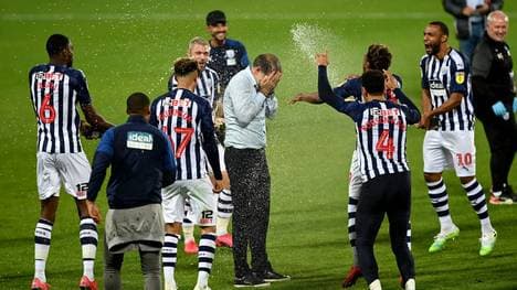Slaven Bilic feierte mit den Spielern von West Bromwich Albion den Aufstieg