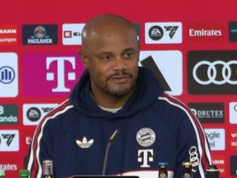 Auf der Pressekonferenz vor dem Bundesliga-Spiel gegen Schalke vergleicht Bayern-Trainer Kompany den Aufstieg in die Bundesliga mit dem Aufstieg in die Premier League – und findet dabei starke Worte für Aufsteiger Schalke 04.
