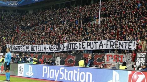 Fans von Bayer Leverkusen hielten dieses Banner hoch