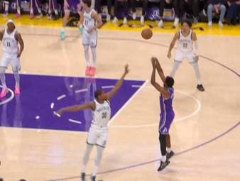 Premiere in der NBA. LeBron James und Sohnemann Bronny sind das erste Vater-Sohn-Duo, das gemeinsam Punkte in der NBA erzielt.