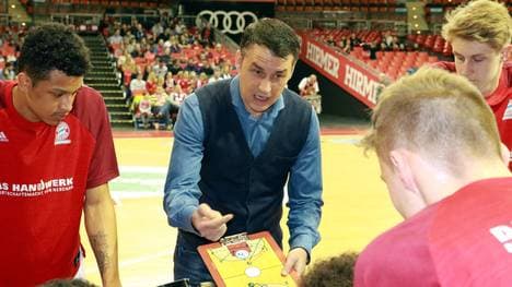 Co-Trainer Oliver Kostic vom FC Bayern Basketball gibt taktische Anweisungen 