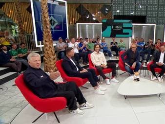 SPORT1-Experte Stefan Effenberg liefert sich im Doppelpass mehrere Verbalduelle mit Mounir Zitouni um strittige Schiedsrichter-Entscheidungen des Wochenendes. Nach einem Spruch von Moderator Florian König gibt es tosenden Applaus.