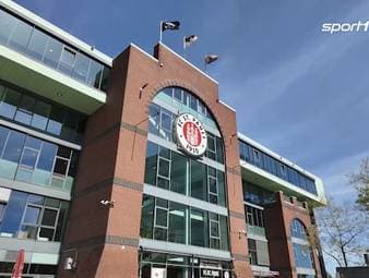 Die raue Luft im Abstiegskampf am Kiez traf zuletzt auch Trainer Alexander Blessin. Der Abstiegskracher gegen den VfL Wolfsburg wirft derweil seine Schatten voraus. 