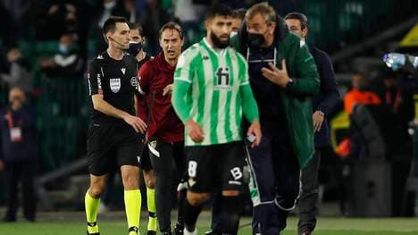 Julen Lopetegui im Gespräch mit den Offiziellen