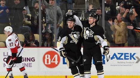 Christian Ehrhoff (r.) trifft 110 Sekunden vor dem Spielende