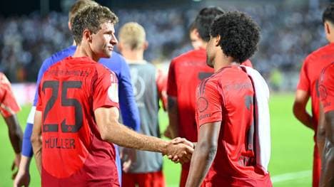 Serge Gnabry (r.) und Thomas Müller geben sich nach dem Spiel die Hand