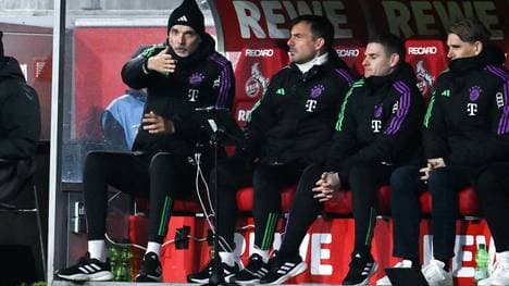 Die Trainerbank des FC Bayern um (v.l.) Chefcoach Thomas Tuchel und seinen Assistenten Zsolt Löw und Anthony Barry sowie mit Sportdirektor Christoph Freund