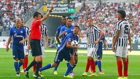 Eintracht Frankfurts Innenverteidiger Michael Hector (r.) sieht die Rote Karte