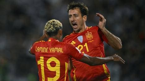 Mikel Oyarzabal und Lamine Yamal bejubeln das 1:0