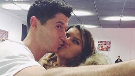 Robert Lewandowski holt sich seinen Belohnungskuss ab