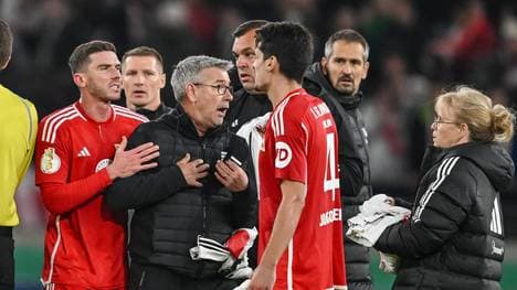 Urs Fischer (M.) baut seine Mannschaft radikal um