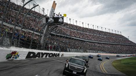 Die Präsidentenlimousine ganz vorne