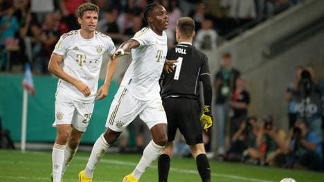 Mathys Tel (M.) kassierte einen Rüffel von Thomas Müller (l.)