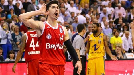 Horch, was wollt ihr? Topscorer Nihad Djedovic provoziert unmittelbar vor Spielende die ALBA-Fans