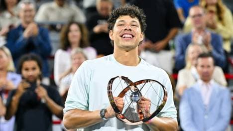 Ben Shelton mit dem Siegerpokal