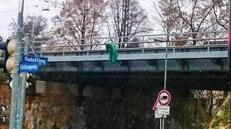 Rund um Leipzig haben Unbekannte lebensgroße Puppen aufgehängt