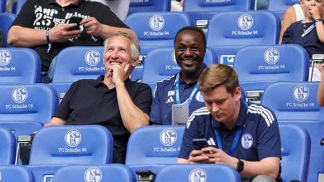 Ben Manga (m.) neben Sportvorstand Frank Baumann (l.)