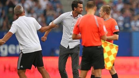 HSV in Rage: Trainer Tim Walter zieht Sportvorstand Jonas Boldt von Schiedsrichter Robert Schröder weg