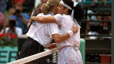 Die unterlegene Finalgegnerin Arantxa Sánchez-Vicario (re., Spanien) beglückwünscht Siegerin Steffi Graf 