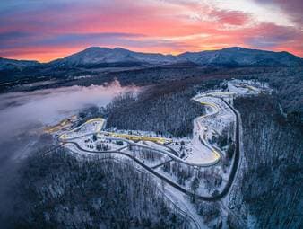 Hier sind alle Infos rund um die bekanntesten Strecken des Wintersports Bobfahren.
