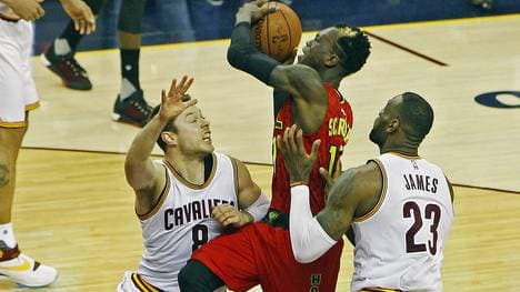 Dennis Schröder punktete wie noch nie in einem Playoff-Spiel - verlor aber am Ende zwei Bälle an LeBron James